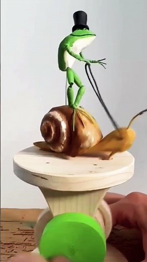 wooden frog Snail travel together |animation by hands