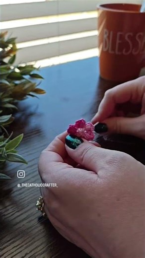 Adding seed bead details to a crochet puff flower #earrings #handmadejewelry #crochet #handmade