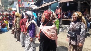 1.1M views · 11K reactions | Mbukak Bothékan Lawas Lomba Baris Lucu --* Ngramèkaké Pèngêtan Kamardikan *-- --- Panitia Pèngêtan Kamardikan Kec.Sirampog, Kab.Brebes nggêlar Lomba Baris Lucu, kanggo ngramèkaké swasana Pèngêtan. --- Déné kang antuk Juara 1 Pakumpulane ( Regu ) saka Désa Dawuhan, Kec.Srampog, Kab. Brebes, kaya kasêbut ngisor iki solah-bawané. --- Sugêng amriksani. Nuwun. . | Warung Jawa Gaul | Facebook