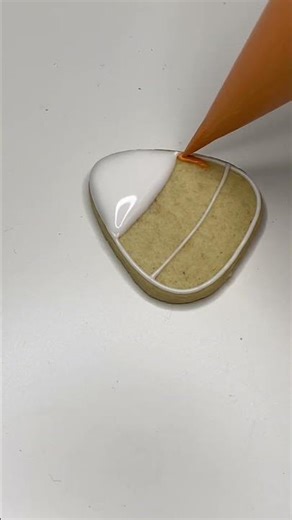 Decorating a Candy Corn Cookie with Icing Techniques