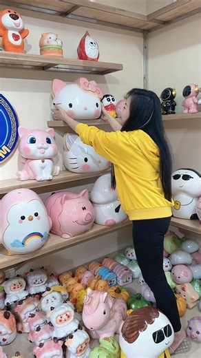 Hello Kitty Khổng Lồ: Ống Heo Tiết Kiệm Đẹp Mắt