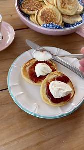 Pikelets 🥞 My grandma Bonnie used to turn up to our house with a basket of these wrapped in a tea towel 🧺 one of my favourite foods when I was a kid 👧 Recipe makes 12 medium pikelets 👇🏼 Ingredients: 1 ½ cups plain flour, 225g 1 Tbsp baking powder ¼ cup sugar, 50g ½ teaspoon salt 1 egg, whisked 1 cup milk Method: ➡️ Sift the flour and baking powder into a large bowl. Add the sugar and salt, then whisk together and make a well in the centre. ➡️ Add the whisked egg and milk into the well. Then