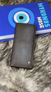 Chế tác từ da bò Top-Grain nổi tiếng với độ bền vượt trội, độ dẻo dai ấn tượng và tuổi thọ dài lâu, ví dài Country Hide HW2005 không chỉ khẳng định đẳng cấp chất lượng mà còn mang đến 6 gam màu độc đáo, dễ dàng kết hợp với mọi trang phục. Bên cạnh đó, sản phẩm còn được tích hợp công nghệ RFID Blocking hiện đại giúp bảo mật thông tin các thẻ card, ATM,....không bị quẹt trái phép >>> Tham khảo ngay: https://glea.vn/products/vi-da-country-hide-hw2005 | GLea.vn