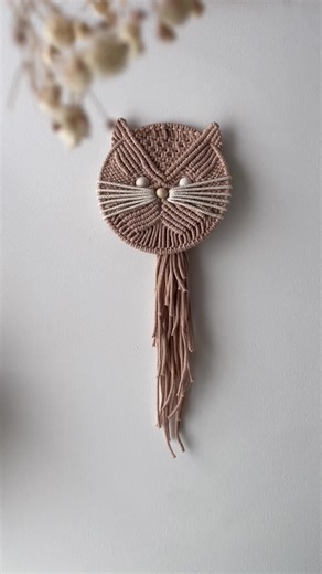 🐾✨ Découvrez le dernier chat que j’ai fabriqué pour une commande. Un adorable chat en macramé couleur biscuit, avec des moustaches dorées qui lui donnent un charme fou ! 🧶💛 Je vous le propose également dans un kit DIY spécialement conçu pour les débutants, afin que vous puissiez créer votre propre petit compagnon à la maison. Prêts à vous lancer dans cette aventure créative ? -⁠ Je suis Valentine, créatrice passionnées. Je confectionne mes produits dans mon atelier à Saint Martin de Seignanx 