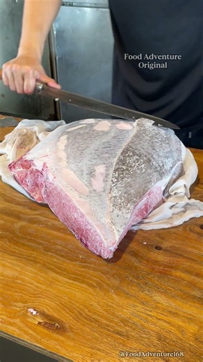 This giant bluefin tuna otoro looks like a piece of wagyu beef#BluefinTuna #Otoro #Sushi