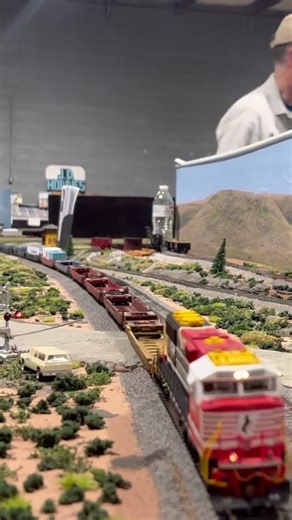 Ho scale NS 911 pulls a long Intermodel train