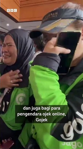 Nadiem Makarim disambut para pengemudi ojek online yang menangis