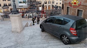 That's Not A Roman Road! Motorist Gets Stuck On Rome's Famous Spanish Steps