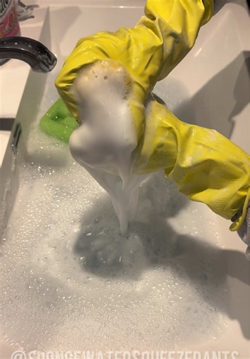 The save and rinse from @sponge bob asf 😮‍💨😮‍💨😮‍💨 I loved this combo and rinse dowwwwnnnnn!!! I really need to go and get more products but I always get stressed out buying stuff for cleantok 😔 Anyone else?? #cleantok #spongesqueezingasmr #asmrsounds #rinse #sudsywateryrinse