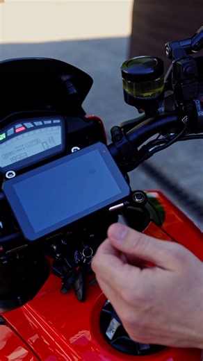 Unlock a superior ride with the AIO-5 Lite Smart Riding System! Seamlessly integrate Apple CarPlay/Android Auto, enhance safety with front and rear dash cams, tire pressure monitoring, blind spot detection, Sentry Mode, and BSD features. Additionally, the system supports wireless remote and Wonder Wheel control integration. Built tough with IP67 water and dust resistance, it also supports extensive riding data logging and app integration, making every journey unprecedentedly enjoyable. 🔥 | Chig