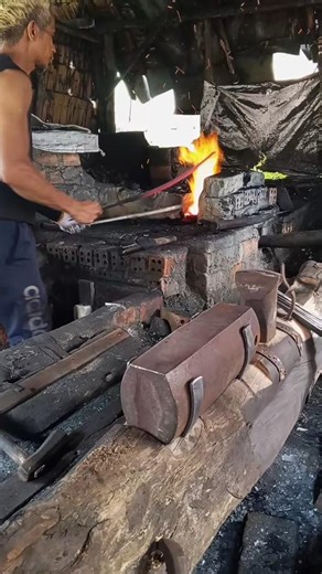 hardening the long machete blade using water to make it sharp #blacksmith