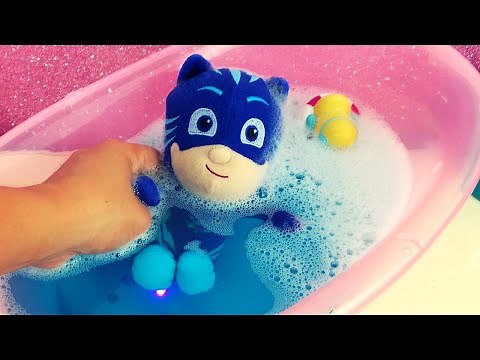 GATTOBOY fa un bagnetto nell'acqua blu ma GUFETTA ne cambia il colore [VIDEO PER BAMBINI]