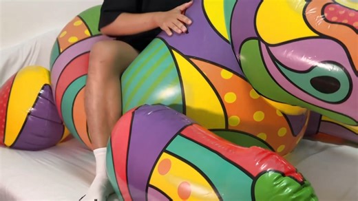 跳骑一只软化后的Bestway犀牛