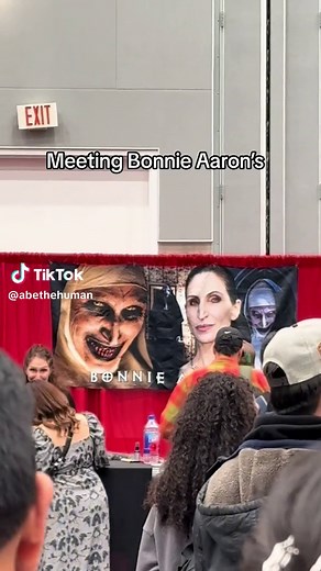 Mom whos that?…….🙏🏻 she was so nice and sweet guys like what made her be the nun 😭🙏🏻🖤 #thenun #bonnieaarons #theconjurying2 #horrorconvention #creepiecon #valakthenun #valakconjuring