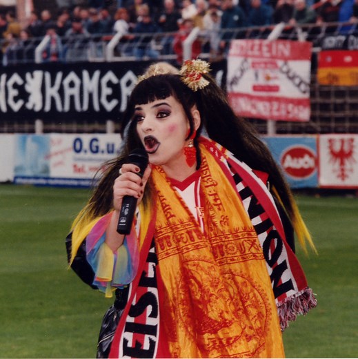 156K views · 6.8K reactions | ퟐퟓ 퐉퐚퐡퐫퐞 „퐄퐈퐒퐄퐑퐍 퐔퐍퐈퐎퐍!“ 拾❤ Die schönste Hymne der Bundesliga feiert heute ihren 25. Geburtstag. #fcunion | #OTD | 1. FC Union Berlin | Facebook