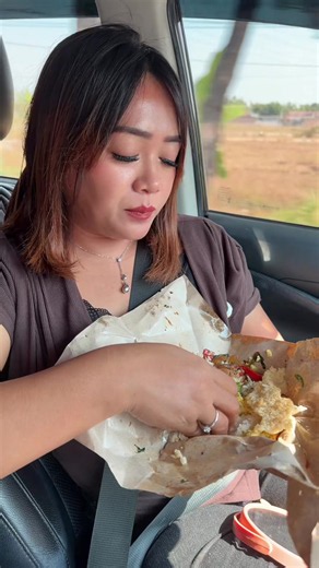Aku nggak sedang mengajarkan anak-anak untuk hidup kekurangan. Aku sedang mengajarkan mereka bahwa kebahagiaan tidak selalu datang dari kelimpahan. Sebagai orang tua, tugasku bukan memastikan jalan mereka selalu mulus, tapi membekali mereka agar tetap kuat di jalan yang tidak selalu mudah. Mereka harus tahu bahwa tidak semua keinginan harus dipenuhi. Tidak semua yang dimiliki orang lain harus ikut dimiliki. Dan tidak semua perjuangan akan langsung membuahkan hasil. Kesederhanaan adalah sekolah t