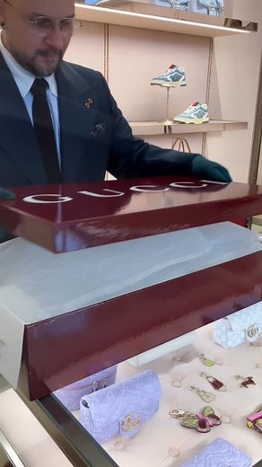 Gucci Women’s mid-heel boot. #UNBOXING #gucci #guccisteve #guccipr #guccilover #gucci #guccipuertorico #fashion #style #luxury #genderless #madeinitaly #italy #stevegucci #fashionstylist #fashiondesigners #puertorico #mallofsanjuan #guccistevepr #interlockingg #web #horsebit #emblem #supreme #doubleg #gg * “I Do Not Own the Rights to This Song” | Steve Hurtado