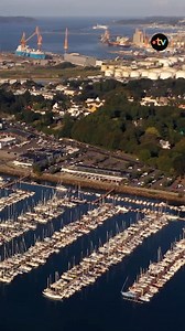 À Brest, le port s’apprête à franchir un cap. Un investissement de 963 millions d’euros sur le long terme doit lui permettre de préparer l’avenir, à l’heure où il célèbre ses 160 ans en 2025. Objectif : accélérer sa transformation industrielle, tout en intégrant les enjeux environnementaux. #brest #port #bretagne #actu | France 3 Bretagne