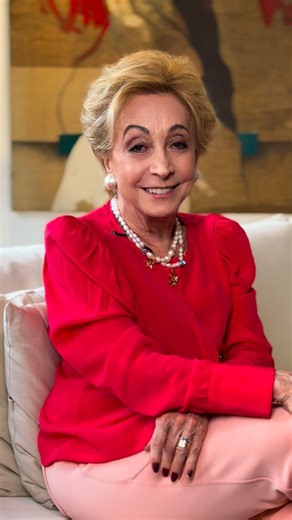 Rose Benedetti on Instagram: "Oi, meninas e meninos, tudo bem? No meu último dia em Nova York, passeando ali perto do Lincoln Center, entrei quase por acaso em um museu de arte popular americana… e fiquei encantada. Uma exposição inteira de colchas em patchwork, cada uma mais linda que a outra. Flores bordadas, fitas, recortes, histórias e muita sensibilidade em cada detalhe. Um trabalho simplesmente incrível. Trouxe bastante material para mostrar tudo para vocês, porque é imperdível. Cada colch