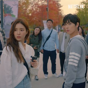Former track star (Im Si-wan) follows his own pace and heart for the first time after a film translator (Shin Se-kyung) steps into his life. Run On starts 16 December. | Netflix