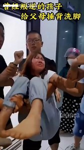 中国の親によってインターネット依存症の治療に通わせられる子供