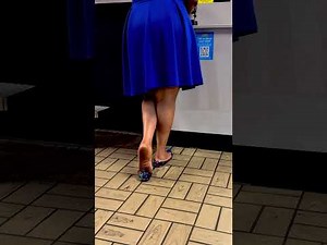 OMG! unbelievable Watching bare feet Soles at a restaurant (Public Shoeplay, Barefoot, Heel popping)