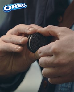 10K views · 87 reactions | RĂSUCEȘTE, GUSTĂ… Și papilele tale au toate motivele să danseze cu OREO ​ ​ #OREO #StayPlayful | OREO | Facebook