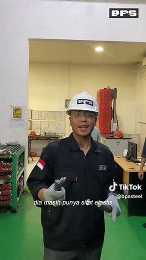 Masa baja bisa elastis? Coba kita uji tarik! Sebelum patah, baja tulangan BPS melar dulu! Ini tanda kalau baja ini nggak rapuh dan tetap fleksibel sebelum mencapai batasnya. Kalau baja langsung patah tanpa ada perubahan bentuk, bisa bahaya buat konstruksi! Jadi, pastikan pakai baja yang udah teruji kekuatan dan keamanannya. Baja BPS, pilihan tepat buat konstruksi yang kokoh dan tahan lama! Butuh baja berkualitas? Hubungi kami sekarang dan pastikan proyekmu pakai yang terbaik! #BajaBPS #UjiTarik