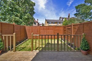 Best Traffic Noise Reduction Fences to Soundproof a Garden