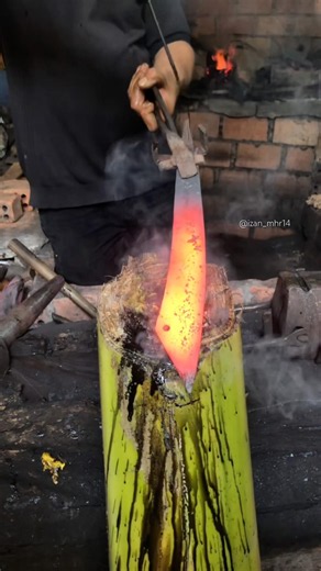 The process of gilding a machete Patimura, Indonesia😱🔥👍🏽 #blacksmith #handmade #art #metalwork