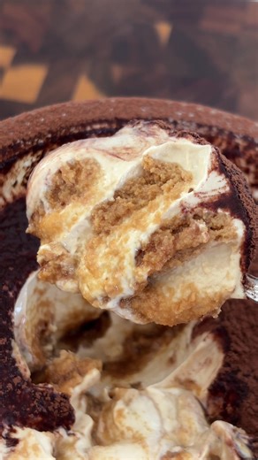 Okkkk this one I had to try 👀 Turning the 2-ingredient viral Japanese cheesecake into a 4-ingredient tiramisu twist and honestly… it is worth the hype. Is it a real tiramisu? Nope. Is it creamy, coffee-soaked, Biscoff-y and dangerously easy? Absolutely yes. Perfect ratio in my opinion: • 600g yoghurt (I used Chobani Greek natural, use vanilla if you want sweeter) • 24 Lotus Biscoff biscuits • 1 shot espresso • Dust of cocoa Save this for when the craving hits but the effort level is LOW 🤌 #jap