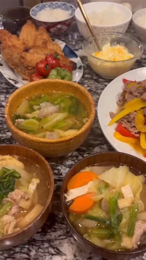 kurasso（クラッソ）| 家事ラクアイテム on Instagram: "【2/1(日)まで！】送料無料キャンペーン開催中🚚💨 ※5,000円以上のご購入が対象 今回は、買って良かった♡お気に入りのキッチンツール２選をご紹介👏✨ ▶️紹介アイテム —————————— 【tower】ポリ袋エコホルダー L ホワイト 1,320円(税込) 【かもしか食器店】 めんのお皿 3,850円(税込) 詳しくは @kurasso リンクから！ ▶︎ @miki______k さんのレビュー —————————— \ プルコギ晩ごはん / どようび撮って出しの晩ごはん ✔︎プルコギ ✔︎アジフライ ✔︎豚汁 ✔︎ごはん ✔︎もずく酢 おいしかったプルコギ🤤🧡 分量共有するね↓ ✔︎牛肉…300-400g ✔︎にんにく…お好きなだけ ✔︎酒…大さじ3 ✔︎しょうゆ…大さじ3 ✔︎みそ…大さじ1 ✔︎ごま油…大さじ2 ✔︎砂糖…小さじ2 SNSでよく見かけていたポリ袋ホルダーを お迎えしてみました☺️ ミニゴミ箱のみならずお肉の下味付けるのにも便利だし 洗った水筒の水切り置き場にも◎ あと