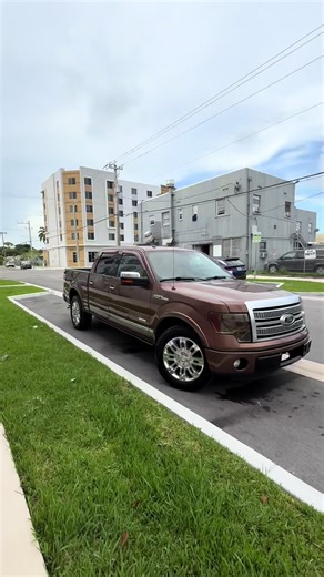 🚨 Ford F-150 Platinum 2012 – $8,700 🚨 ✅ Edición Platinum (full lujo) ✅ 4 gomas nuevas Michelin 🛞 ✅ Asientos de cuero premium 🤎 ✅ Pantalla, controles al volante, acabados de lujo ✨ ✅ Caja amplia con extensión incluida 🚚 ✅ Rines cromados originales 💎 ✅ Aire acondicionado frío ❄️ 💰 Precio: $8,700 📍 Miami, FL 📞 ¡Lista para manejar! Escríbeme y coordinamos la prueba de manejo.