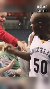 1.7M views · 75K reactions | Ce joueur de basket-ball apporte un sourire à ce petit garçon | Instantparoles | Facebook