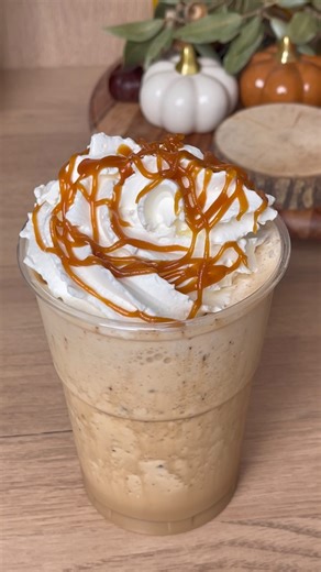 Nouraz Cake Recettes on Instagram: "☕️CARAMEL FRAPPUCCINO☕️ Pas besoin d’aller au coffee shop ni de dépenser 6€ pour se faire plaisir! Le genre de boisson qui te donne l’impression d’être dans ton coffee shop préféré… sans sortir de chez toi! Ce frappuccino est fait maison, à moindre coût, ultra crémeux,prêt en 2 minutes c’est parti! Ingrédients 🇫🇷🇬🇧 -30 ml de sirop de noisette / 30 ml hazelnut syrup -220 g de glaçons / 220 g ice cubes -250 ml de lait / 250 ml milk -1 càs de café instantané 