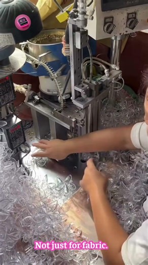 🌸 This Sewing Machine Trick Attaches Plastic Flowers Perfectly #CreativeHack