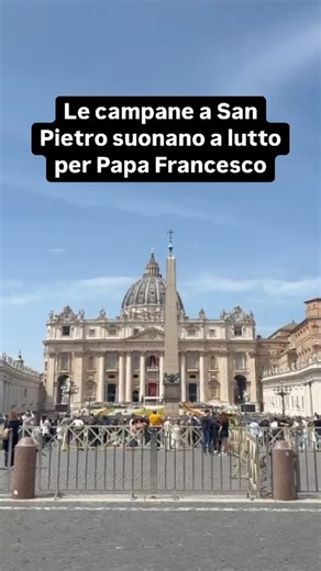 Le campane della Basilica di San Pietro suonano a lutto. Stamani il presidente della Cei, card. Matteo Zuppi, ha lanciato l’appello alle chiese in Italia a suonare le campane a lutto. [#IlMessaggero] #papa #papafrancesco | Il Messaggero