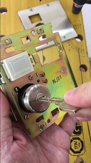 高難度！美和ロックのキースイッチKS-31、シリンダーの外し方！【鍵屋】【鍵の仕組み】 #鍵 #locksmith #shorts