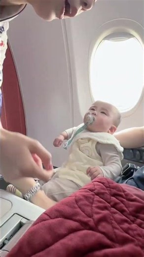 带七月龄小宝飞行遇到自己心仪的crush #人类幼崽成长记 #人类幼崽 #一个人带娃 #带宝宝旅行