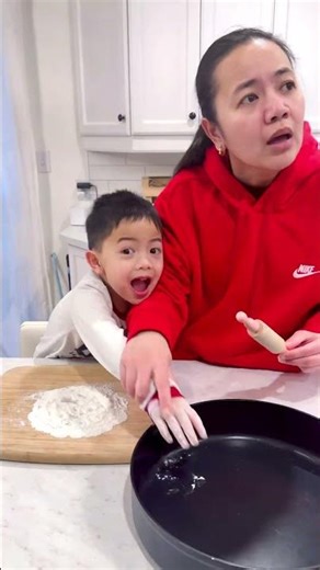 Mom thought baby’s hand was a dough 👩🏻‍🍳🎂🍞