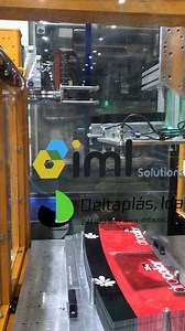 En el proceso IML (In-Mold Labeling) 🏷️, las etiquetas están fabricadas con materiales que deben ser compatibles con el plástico del envase moldeado para garantizar una buena fusión durante la inyección ♻️. Los más comunes son PP (Polipropileno) ➡️ el más utilizado, ideal para envases también en PP, común en alimentos y cosméticos 🧴; PE (Polietileno) ➡️ menos común, se usa si el producto final es de PE; y PET ➡️ para etiquetas con acabado brillante o que requieren mayor barrera. Las etiquetas 