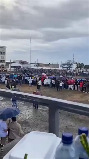 🧵 1/ ACCIDENTE MONSTER TRUCK EN POPAYÁN - COLOMBIA— Vehículo pierde control en exhibición y embiste a asistentes, dejando heridos graves y víctimas mortales en Cauca durante evento masivo.👇 Información en desarrollo. Confirman cifras
