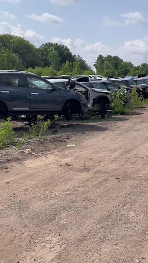 Exploring Different Car Models at the Auto Recycling Yard in the Daily Walkthrough