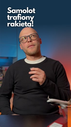 Mateusz Osęka | PRACA PILOTA | LOTY | PODRÓŻE on Instagram: "Samolot trafiony rakietą! Rok 2003, Airbus A300 cargo, linii DHL startuje z lotniska w Bagdadzie i krótko po starcie zostaje trafiony rakietą ziemia-powietrze. Wybuch doprowadza do ogromnego pożaru i wycieku hydrauliki, co pozbawia pilotów sterowania. Załoga zachowała się niesamowicie i mimo beznadziejnej sytuacji, nie poddała się. Piloci wykorzystali ciąg silników do sterowania samolotem. Przez 20 minut samolot latał bardzo niestabiln