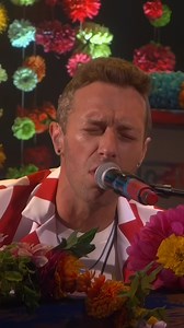 Para esa persona a la que extrañas mucho. ❤️ Coldplay - Everglow | Full HD Un día como hoy hace 8 años, @coldplay lanzó 'Everglow'. 📅 Lanzamiento: 11/11/2016 . . . #Coldplay #Everglow #ColdplayConcert #ColdplayEverglow | T H E / S C I E N T I S T