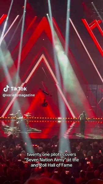 Twenty One Pilots Covers 'Seven Nation Army' at Hall of Fame