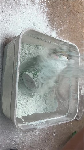 Og comet bucket w wet hands & can play 💚. This made me realize they did change the og comet formula or something cause it smells different. I regret turning it into a paste ☹️. #comet #ogcomet #powderplay #powder #bleach #bakingsoda #romapowder #romapowder #pinesol #fabuloso #handmixing