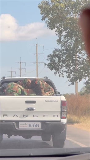 Mắc kẹt ở khu tự trị ở nơi giao tranh Campuchia - Thái Lan, quân đội chỉ nơi tạm trú #nightlife | Phong Bụi