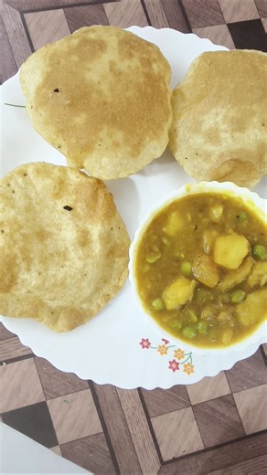 winter special Mutter aloo ki sabji or puri 😋 #puri #mutteraloo #food #youtubeshorts #shortsfeed