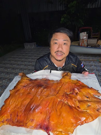 กรอบสนั่นยันหู หมูหันแสงจันทร์ เขาปีบ หนังบางกรอบ เนื้อนุ่มฉ่ำ น้ำจิ้มคือเด็ด! #หมูหันหนังกรอบ เนื้อฉ่ำ ต้องซ้ำที่แสงจันทร์เขาปีบ! ​#หมูหันแสงจันทร์ ​#แสงจันทร์เขาปีบ ​#ของดีเขาปีบ ​ ​